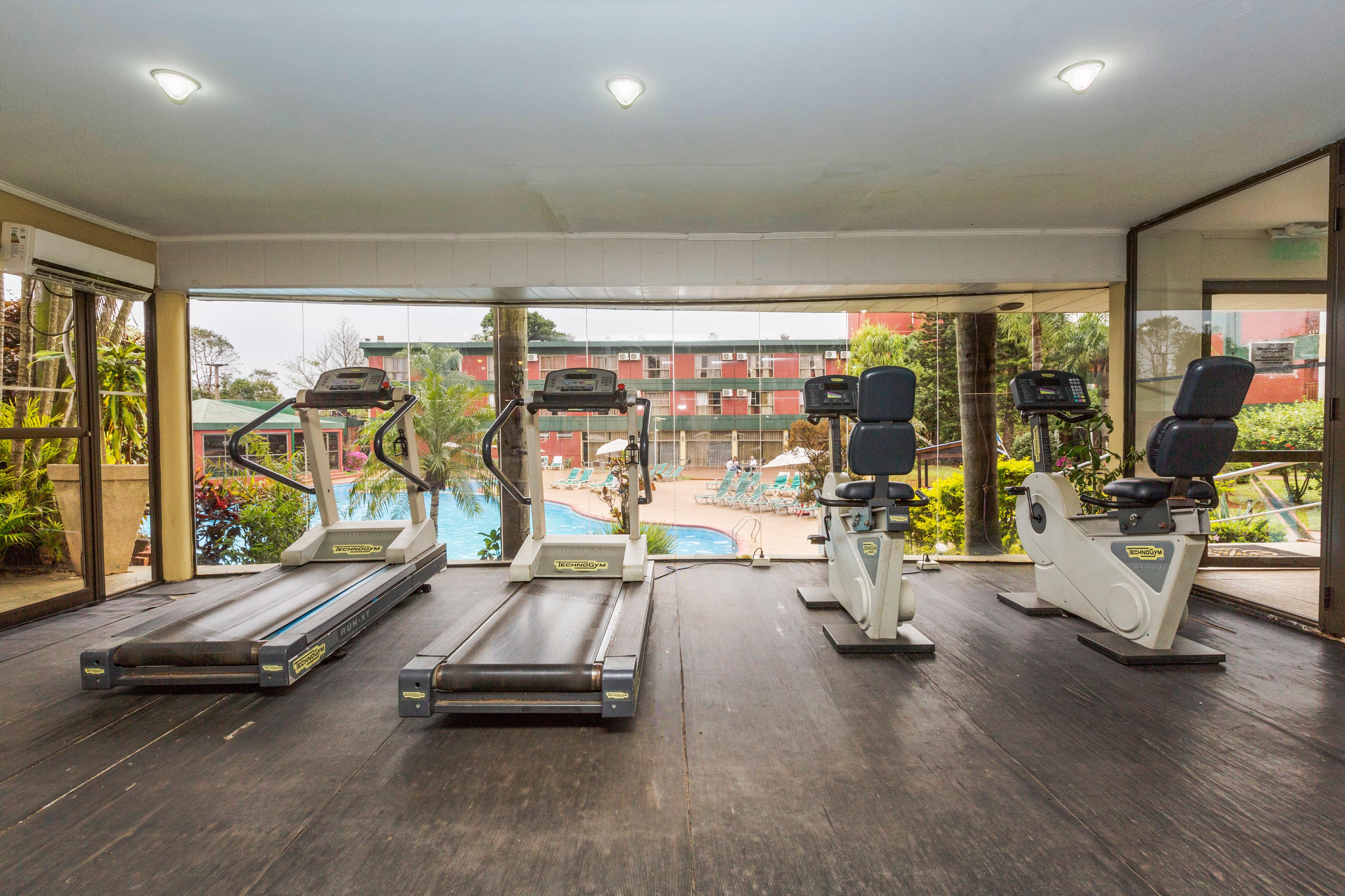 エグゼ ホテル カタラタス プエルト・イグアス エクステリア 写真 The gym at the hotel
