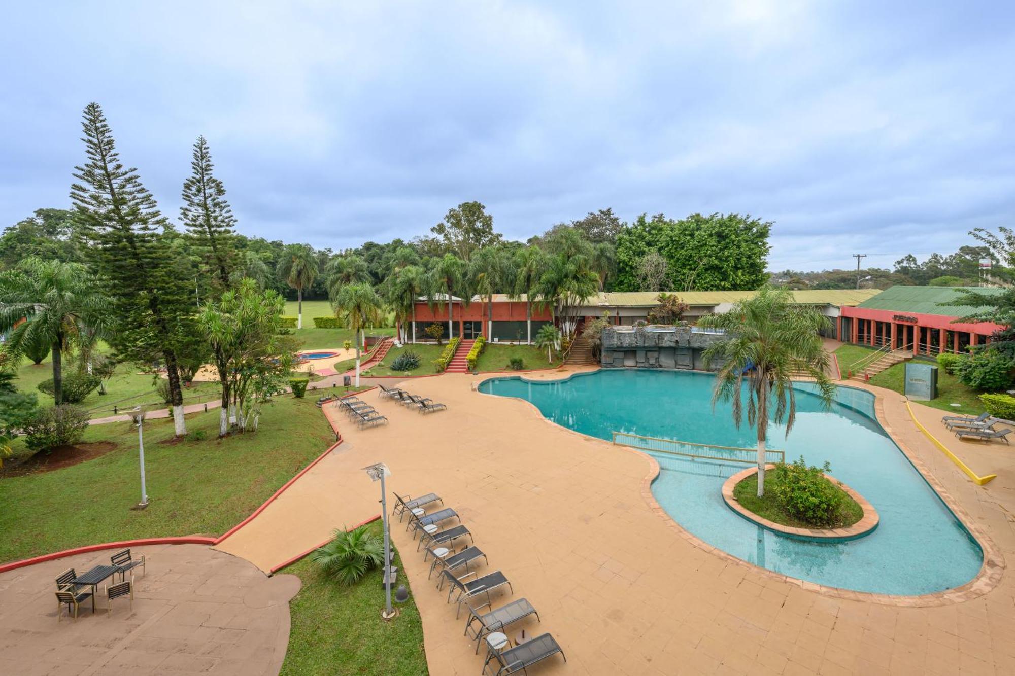 エグゼ ホテル カタラタス プエルト・イグアス エクステリア 写真 The resort's swimming pool