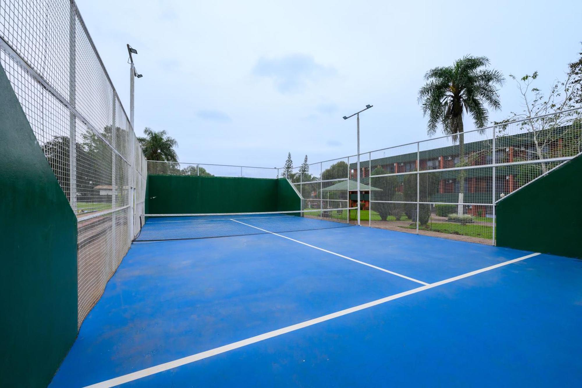 エグゼ ホテル カタラタス プエルト・イグアス エクステリア 写真 A paddle tennis court