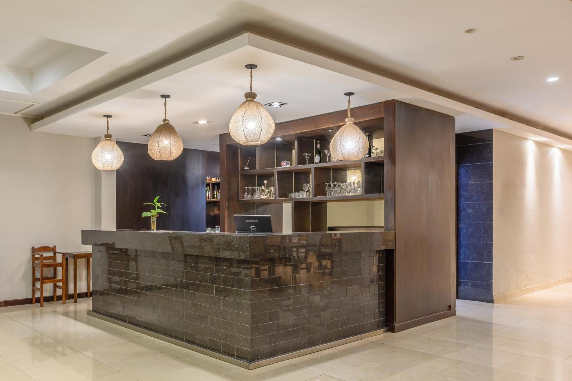 エグゼ ホテル カタラタス プエルト・イグアス エクステリア 写真 The bar at the hotel