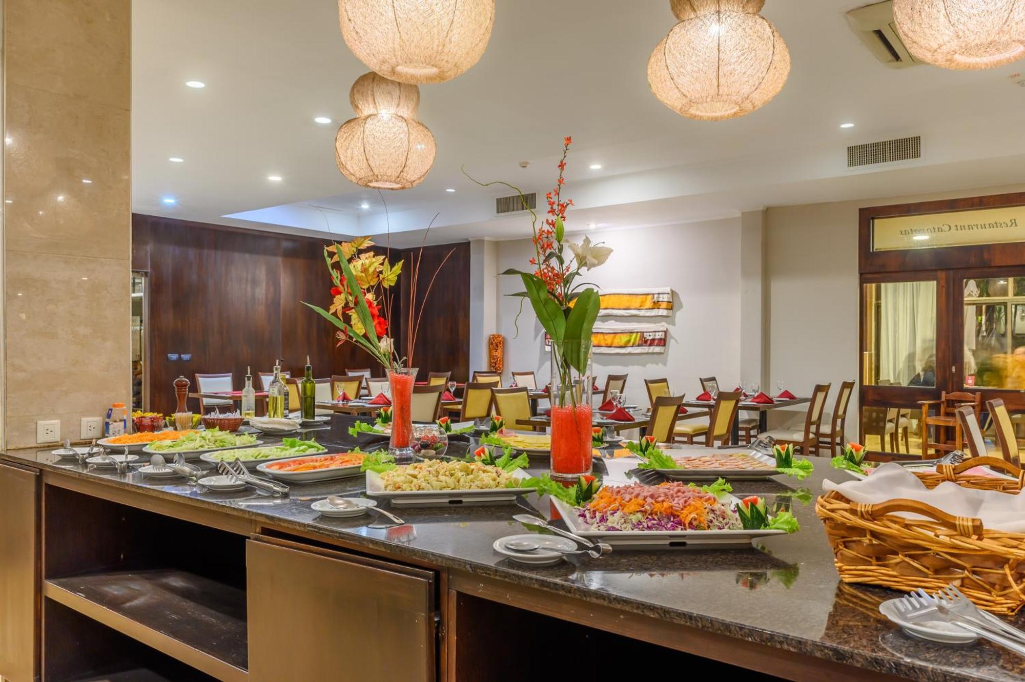 エグゼ ホテル カタラタス プエルト・イグアス エクステリア 写真 The buffet at the hotel