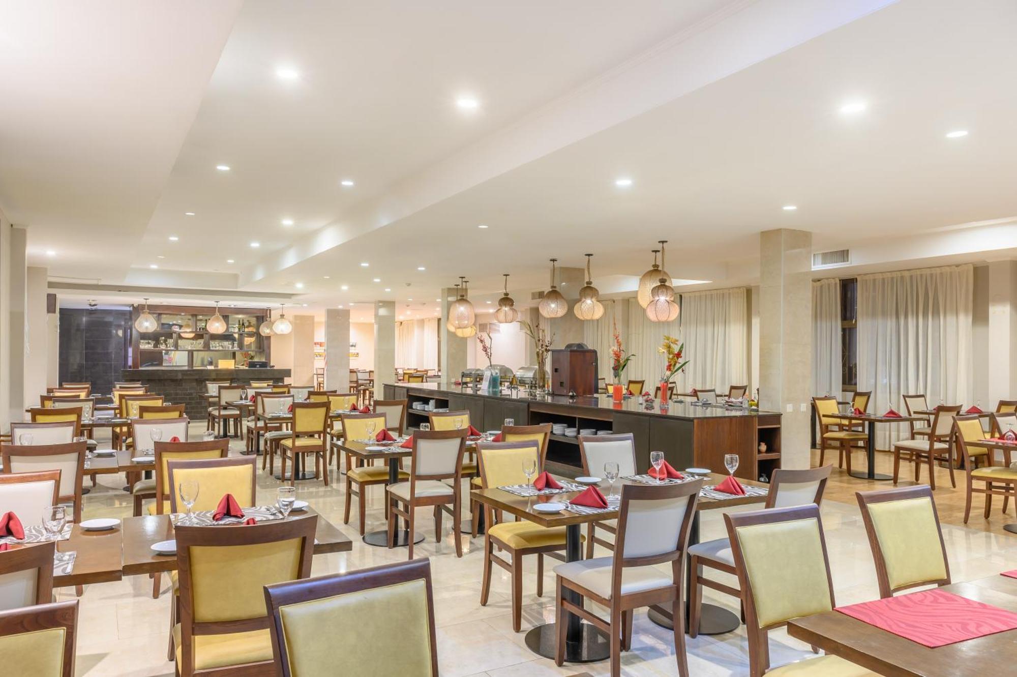 エグゼ ホテル カタラタス プエルト・イグアス エクステリア 写真 The restaurant at the hotel
