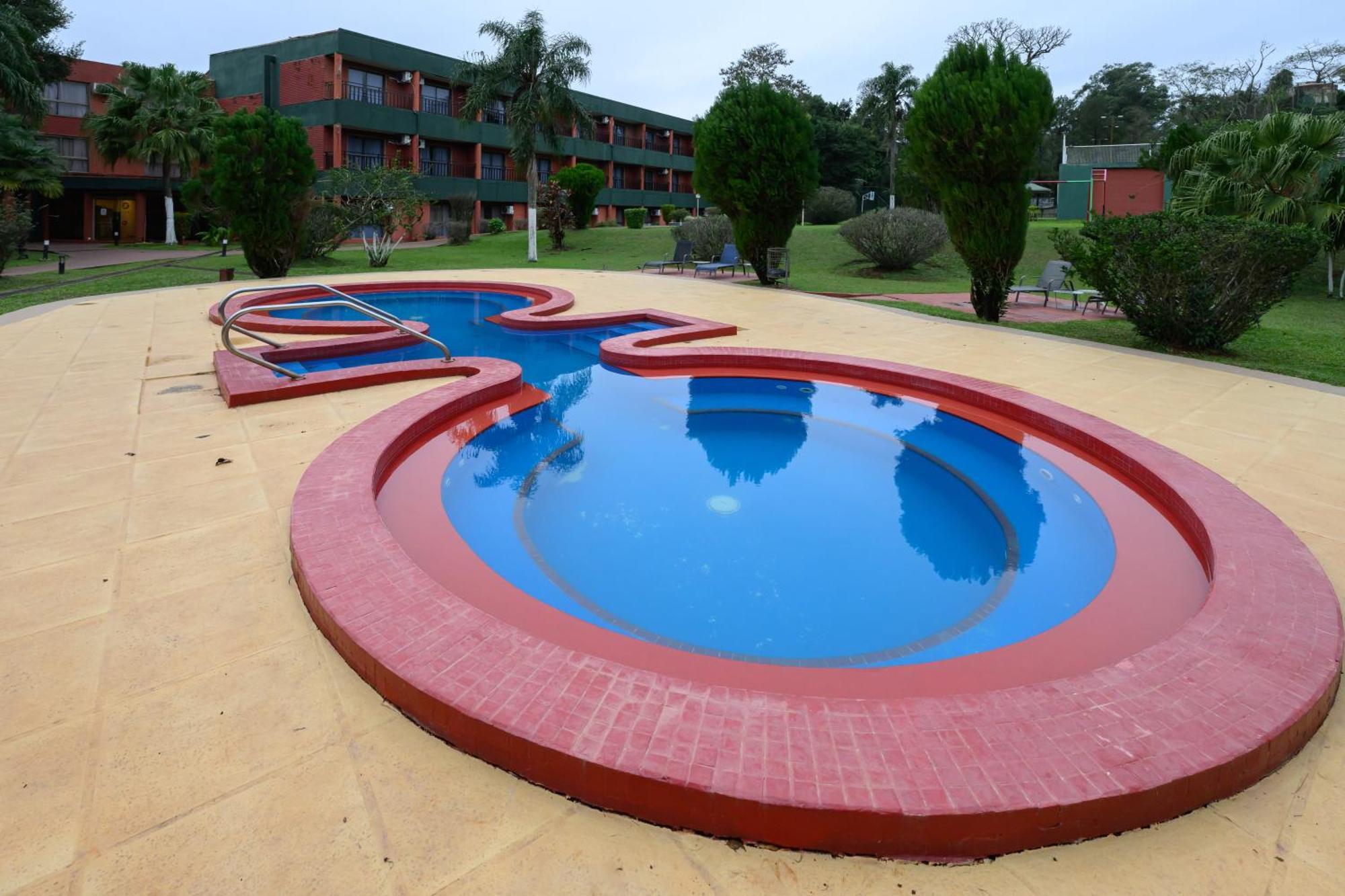エグゼ ホテル カタラタス プエルト・イグアス エクステリア 写真 The resort's swimming pool