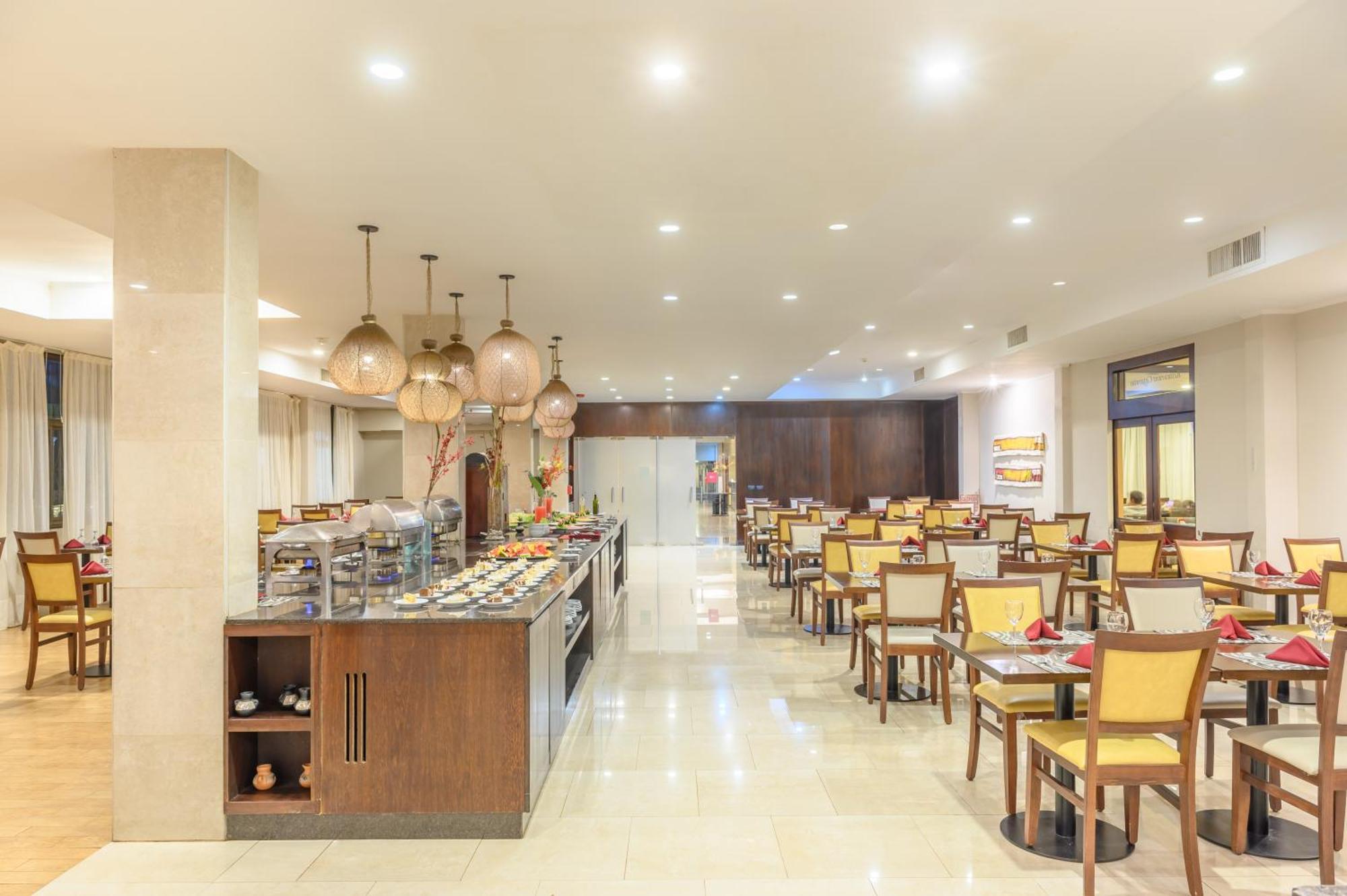 エグゼ ホテル カタラタス プエルト・イグアス エクステリア 写真 The restaurant at the hotel