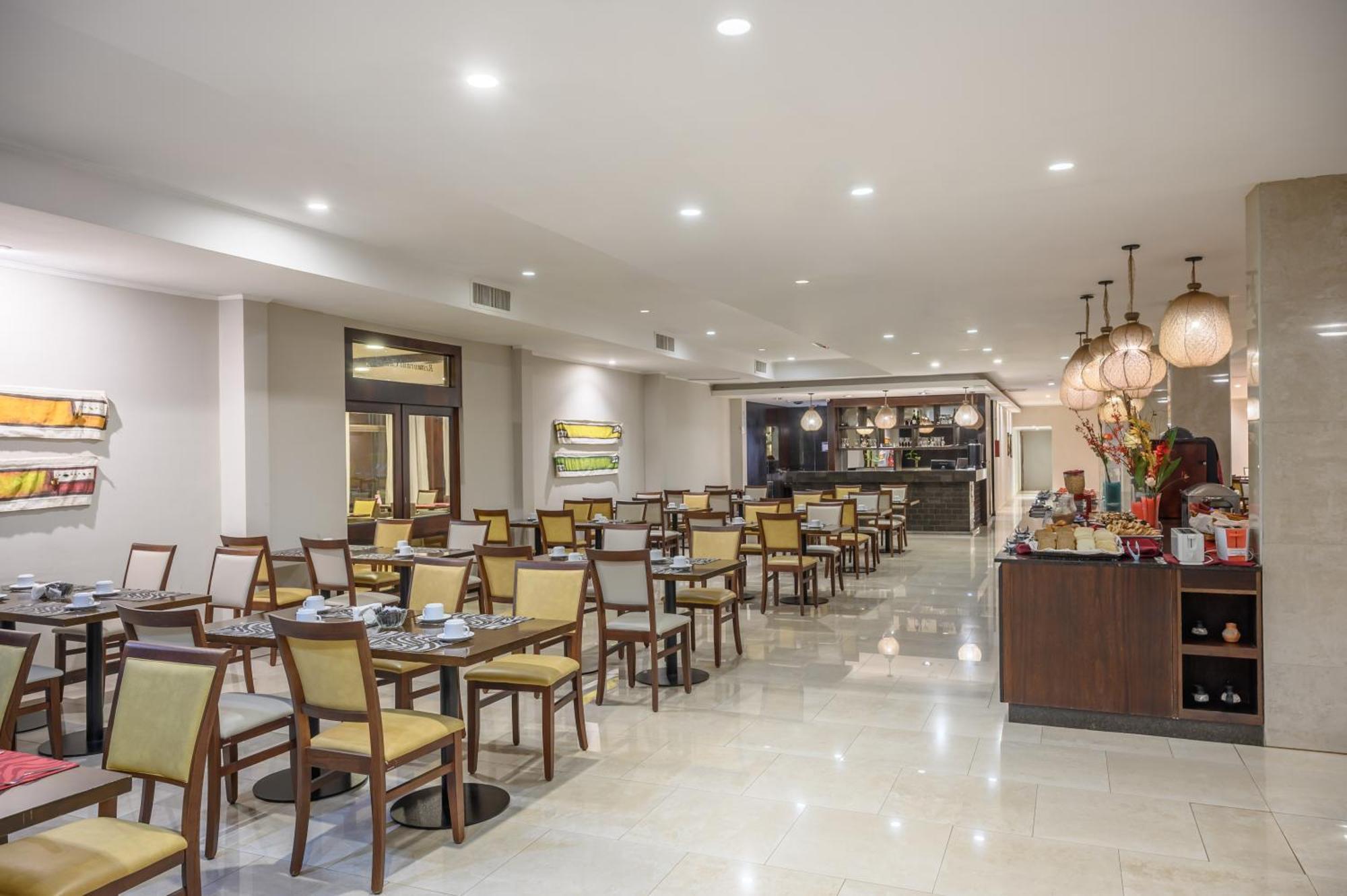 エグゼ ホテル カタラタス プエルト・イグアス エクステリア 写真 The restaurant at the hotel
