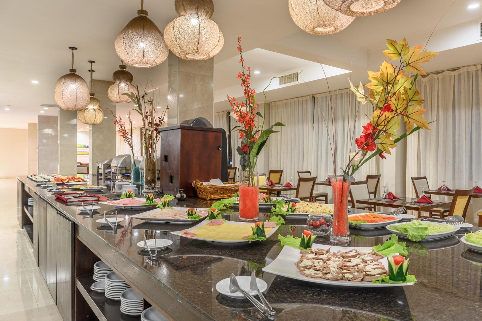エグゼ ホテル カタラタス プエルト・イグアス エクステリア 写真 A buffet at a hotel