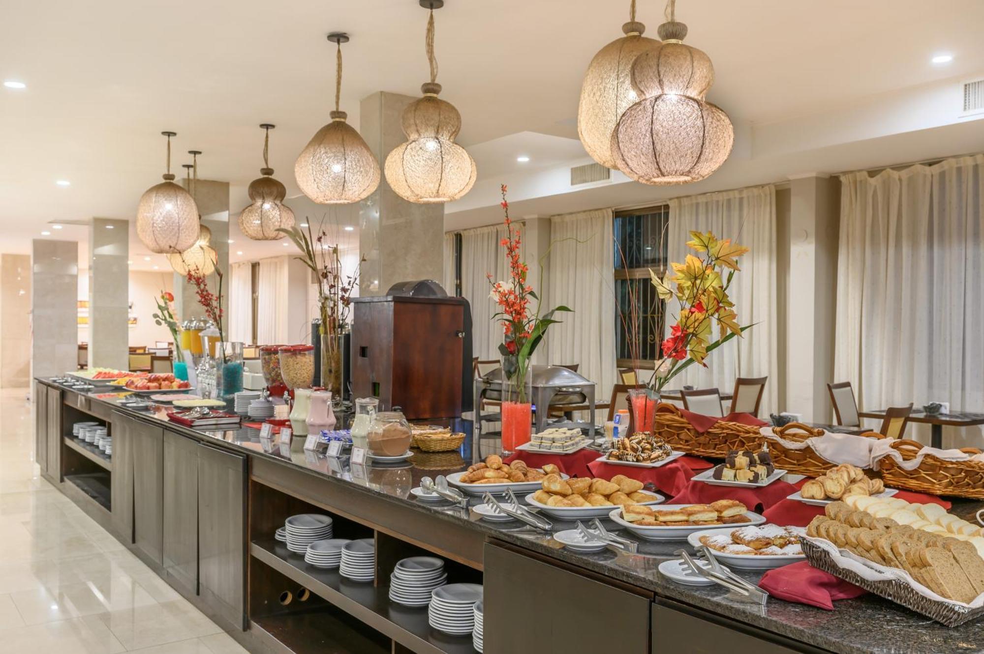 エグゼ ホテル カタラタス プエルト・イグアス エクステリア 写真 A buffet at a hotel